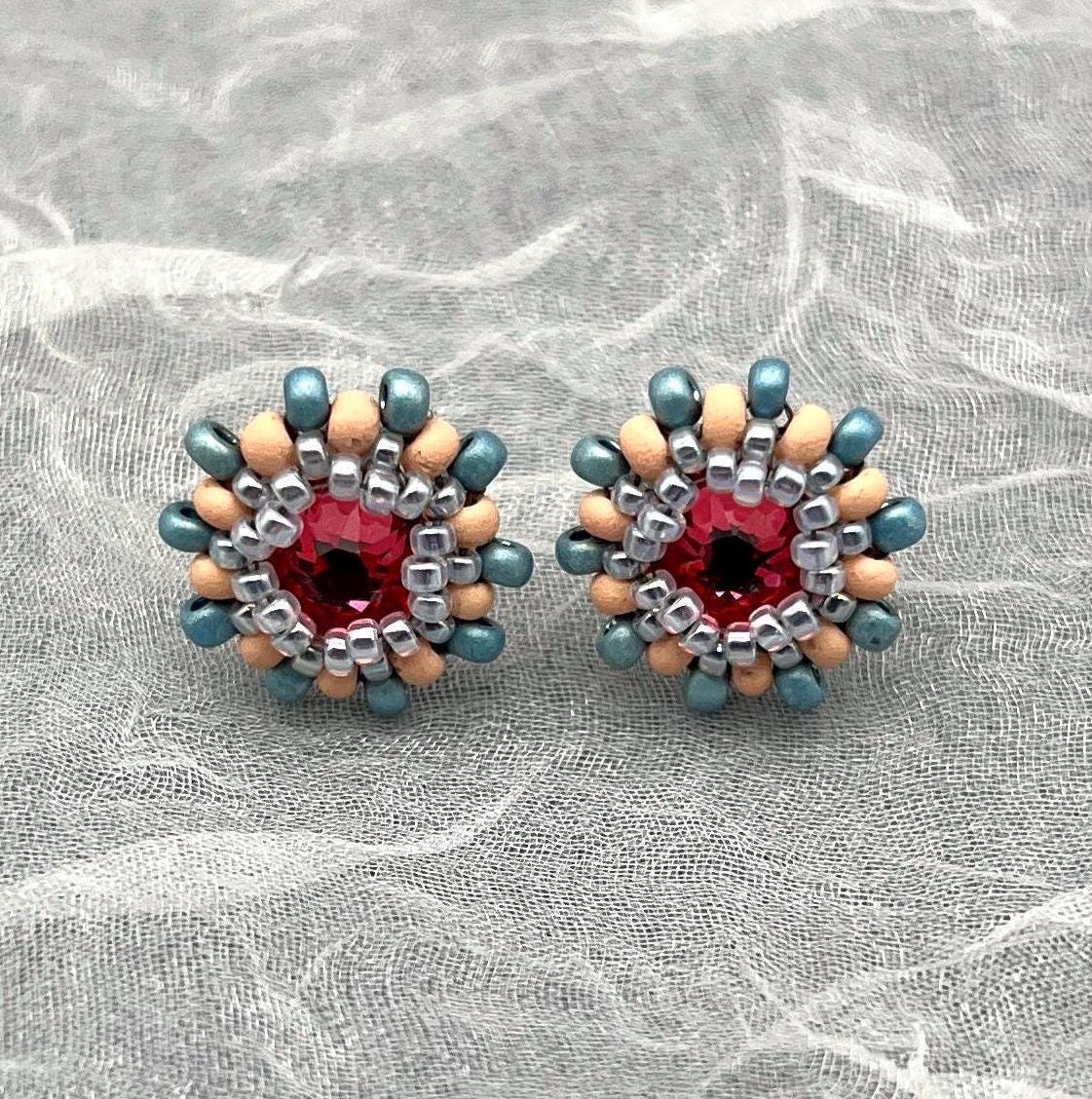 Glitzernde Mini Ohrstecker Apricot Und Taubenblau - Elegant Alltagstauglich Glitzernde Mini Ohrstecker Apricot Und Taubenblau - Elegant Alltagstauglich von OhMaJu
