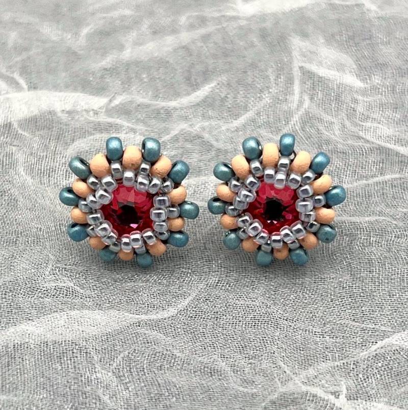 Glitzernde Mini Ohrstecker Apricot Und Taubenblau - Elegant Alltagstauglich Glitzernde Mini Ohrstecker Apricot Und Taubenblau - Elegant Alltagstauglich von OhMaJu