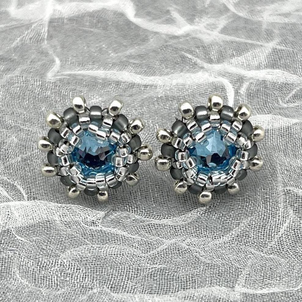 Glitzernde Mini Ohrstecker Aquamarin Und Silbergrau - Elegant Alltagstauglich Glitzernde Mini Ohrstecker Aquamarin Und Silbergrau - Elegant Alltagstauglich von OhMaJu