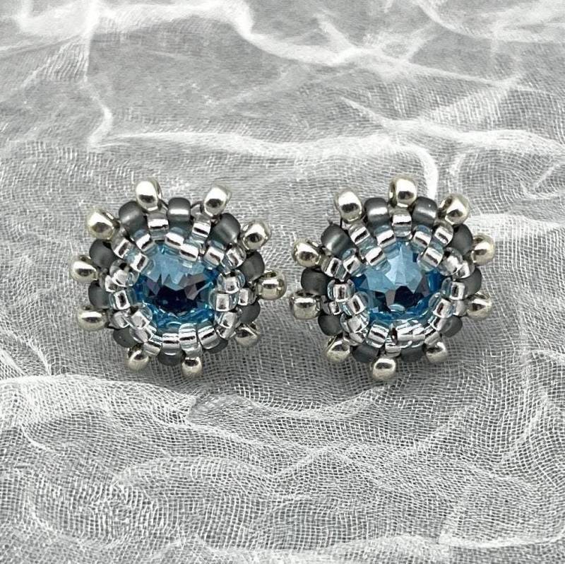 Glitzernde Mini Ohrstecker Aquamarin Und Silbergrau - Elegant Alltagstauglich Glitzernde Mini Ohrstecker Aquamarin Und Silbergrau - Elegant Alltagstauglich von OhMaJu