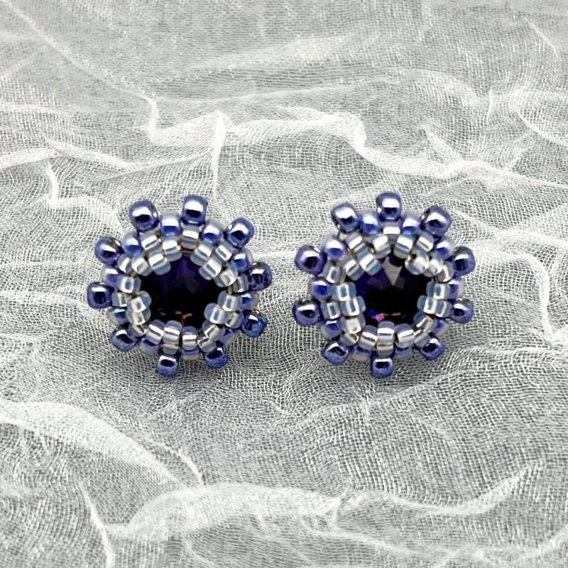 Glitzernde Mini Ohrstecker Flieder Violett - Elegant Und Alltagstauglich Glitzernde Mini Ohrstecker Flieder Violett - Elegant Und Alltagstauglich von OhMaJu