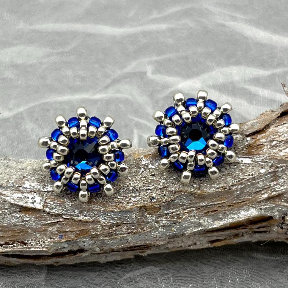 Glitzernde Mini Ohrstecker Königsblau Silbern - Elegant Und Alltagstauglich Glitzernde Mini Ohrstecker Königsblau Silbern - Elegant Und Alltagstauglich von OhMaJu