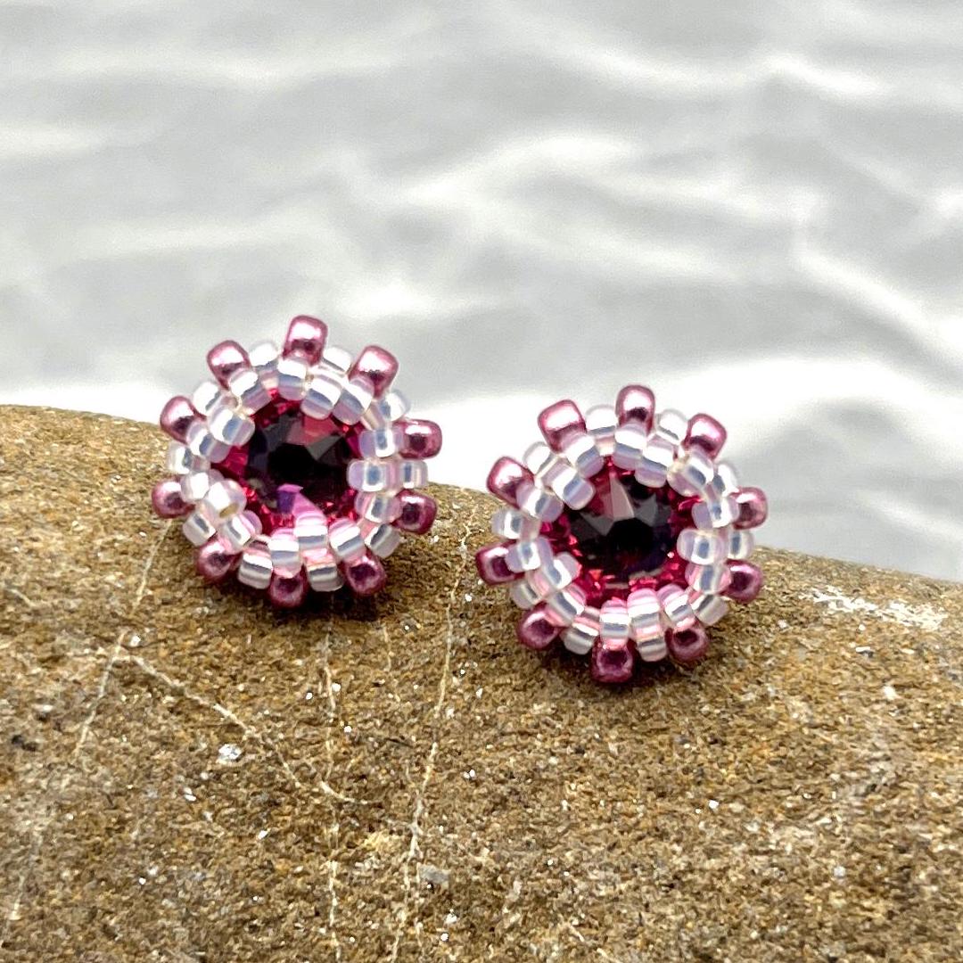 Glitzernde Mini Ohrstecker Rosé - Elegant Und Alltagstauglich Glitzernde Mini Ohrstecker Rosé - Elegant Und Alltagstauglich von OhMaJu