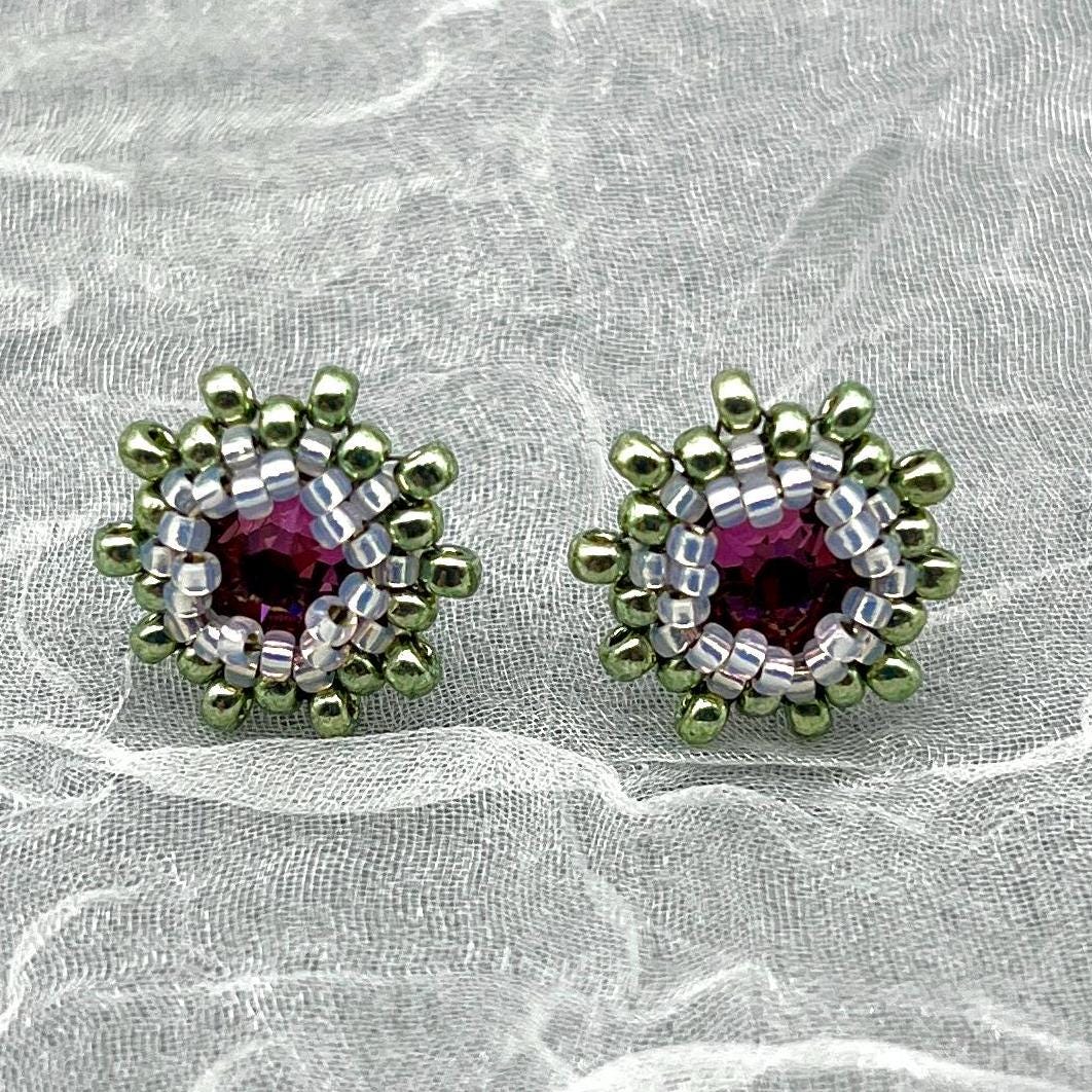 Glitzernde Mini Ohrstecker Rosé Und Metallicgrün - Elegant Alltagstauglich Glitzernde Mini Ohrstecker Rosé Und Metallicgrün - Elegant Alltagstauglich von OhMaJu