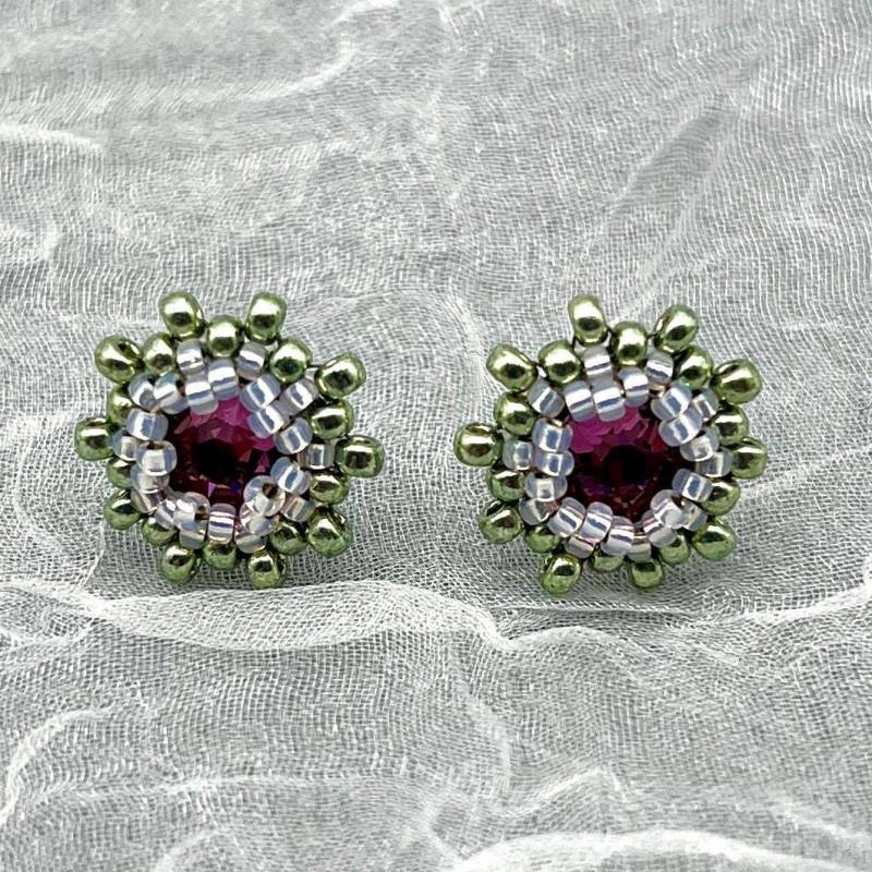 Glitzernde Mini Ohrstecker Rosé Und Metallicgrün - Elegant Alltagstauglich Glitzernde Mini Ohrstecker Rosé Und Metallicgrün - Elegant Alltagstauglich von OhMaJu