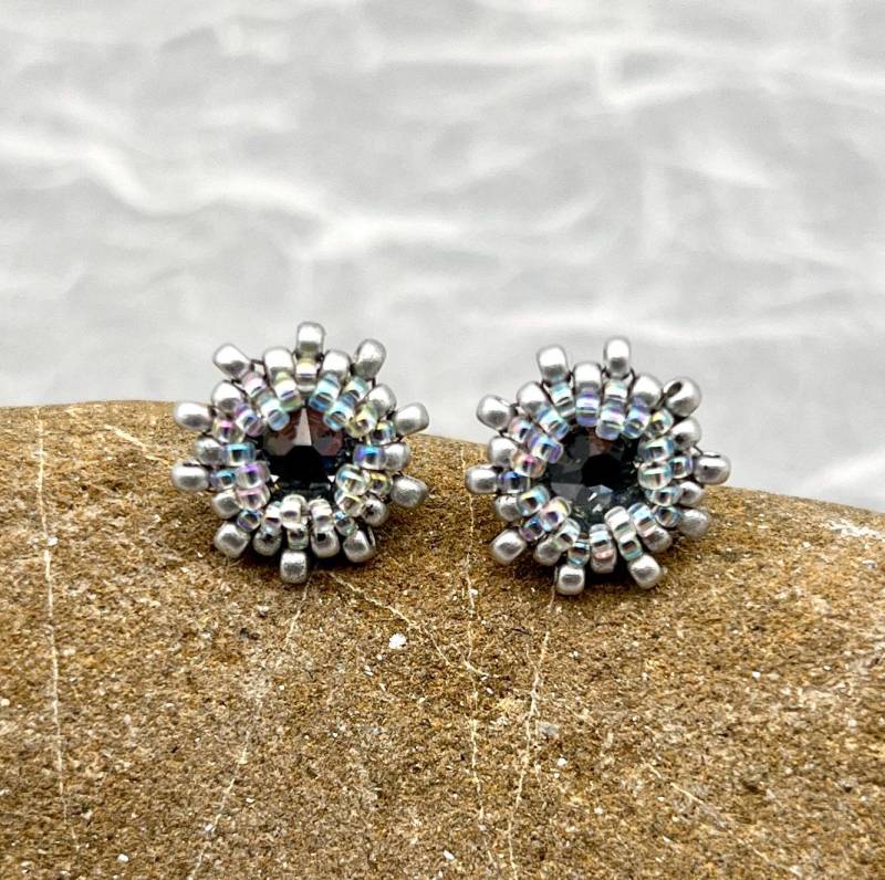 Glitzernde Mini Ohrstecker Silbergrau - Elegant Und Alltagstauglich Glitzernde Mini Ohrstecker Silbergrau - Elegant Und Alltagstauglich von OhMaJu