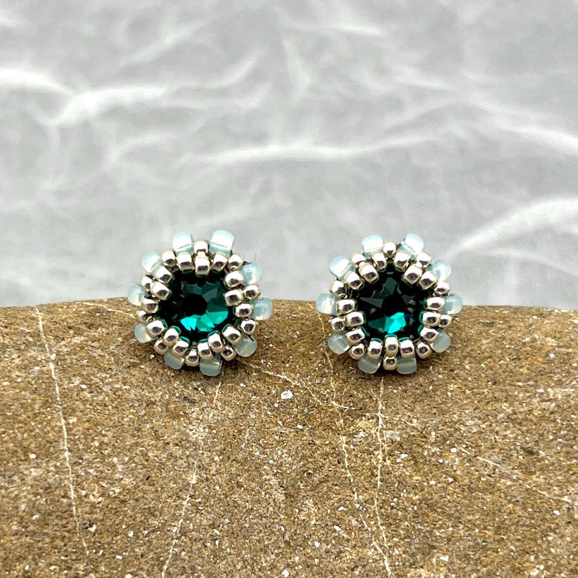 Glitzernde Mini Ohrstecker Smaragdgrün - Elegant Und Alltagstauglich Glitzernde Mini Ohrstecker Smaragdgrün - Elegant Und Alltagstauglich von OhMaJu