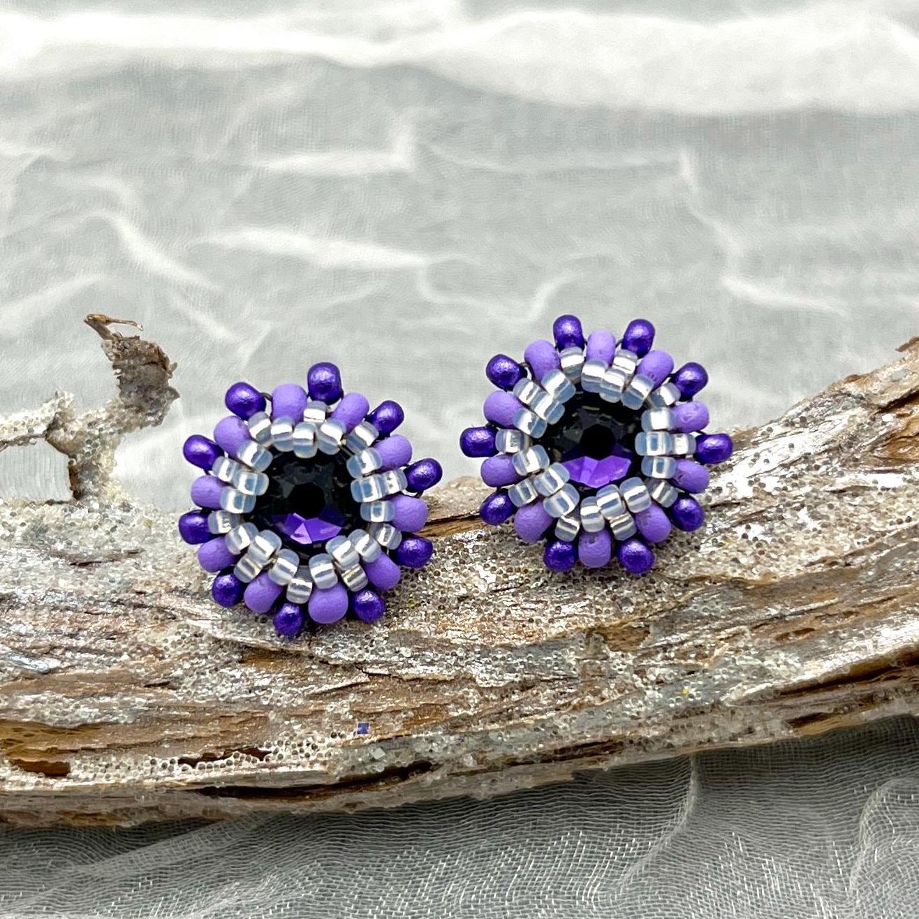Glitzernde Mini Ohrstecker in Tiefviolett - Elegant Und Alltagstauglich Glitzernde Mini Ohrstecker in Tiefviolett - Elegant Und Alltagstauglich von OhMaJu