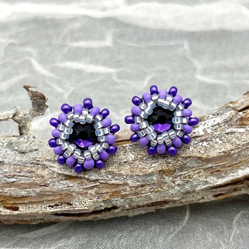 Glitzernde Mini Ohrstecker in Tiefviolett - Elegant Und Alltagstauglich Glitzernde Mini Ohrstecker in Tiefviolett - Elegant Und Alltagstauglich von OhMaJu
