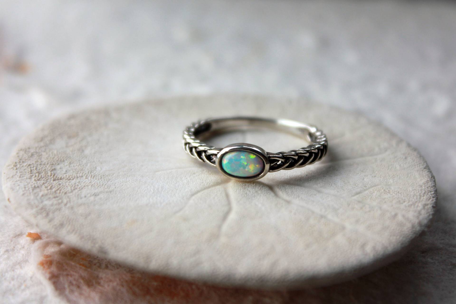 Ovaler Opalring Mit Geflochtenem Band - Sterling Silber Ovaler Opalring Mit Geflochtenem Band - Sterling Silber von OhMyJewelleryStore
