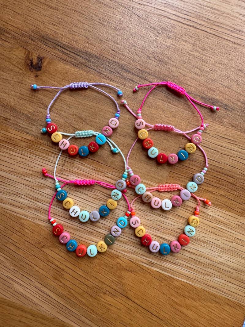 Schulkind Armband in Fröhlichen Farben Schulkind Armband in Fröhlichen Farben von OhPerlii