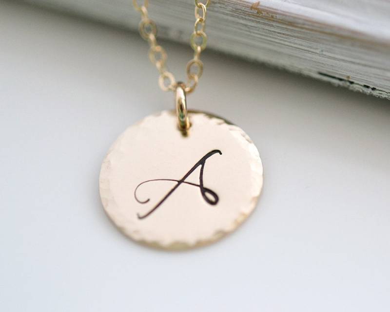 Personalisierte Halskette, Eine Initiale, Gehämmert, Gold Initial Brautjungfer Geschenk, Benutzerdefinierte Buchstabe Große Schrift, Geschenk Für Sie von OhSella
