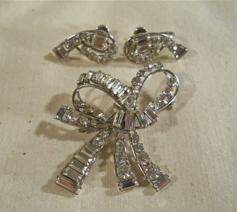 Carl-Art Sterling Strass Brosche Und Schraube Zurück Ohrringe Carl-Art Sterling Strass Brosche Und Schraube Zurück Ohrringe von OhVera