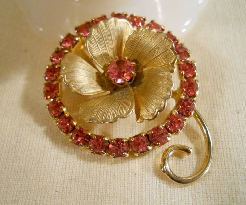 Rosa Strass Und Gold Tone Florale Brosche Rosa Strass Und Gold Tone Florale Brosche von OhVera