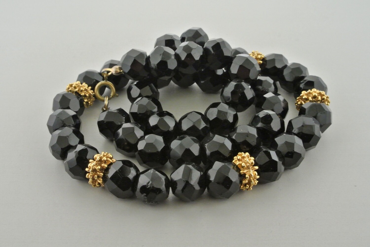 Schwarze Facettierte Glasperlenkette Mit Goldfarbenen Spacern 19" Lang von OhVera