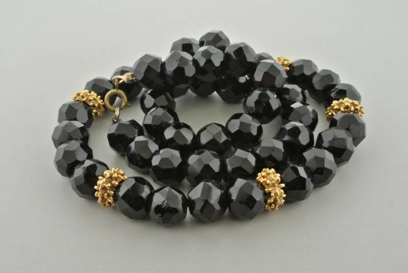 Schwarze Facettierte Glasperlenkette Mit Goldfarbenen Spacern 19" Lang Schwarze Facettierte Glasperlenkette Mit Goldfarbenen Spacern 19" Lang von OhVera