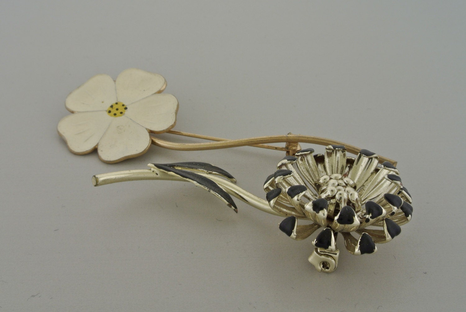Zwei Blumen-Broschen Wildrose Und Chrysantheme Goldton von OhVera