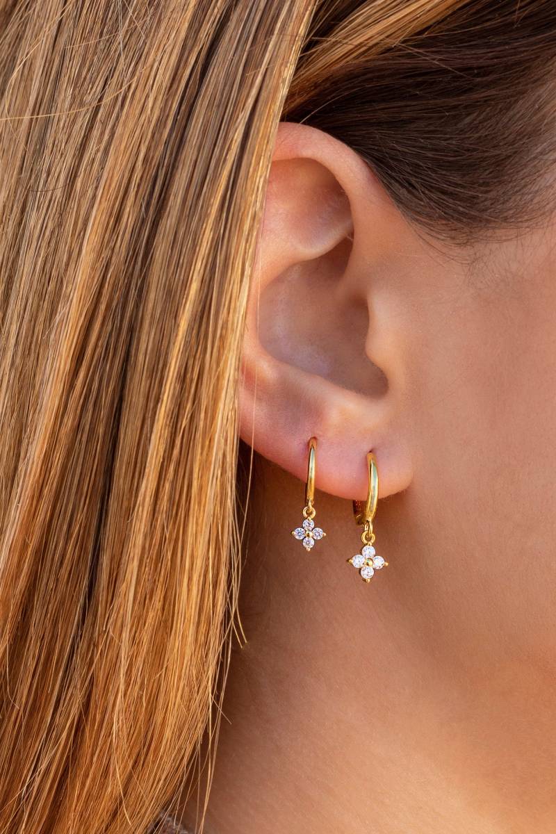 Creolen Mit Blumenförmigem Charm Und Zirkonia - Zwei Größen Erhältlich von OhanaJewelsShop
