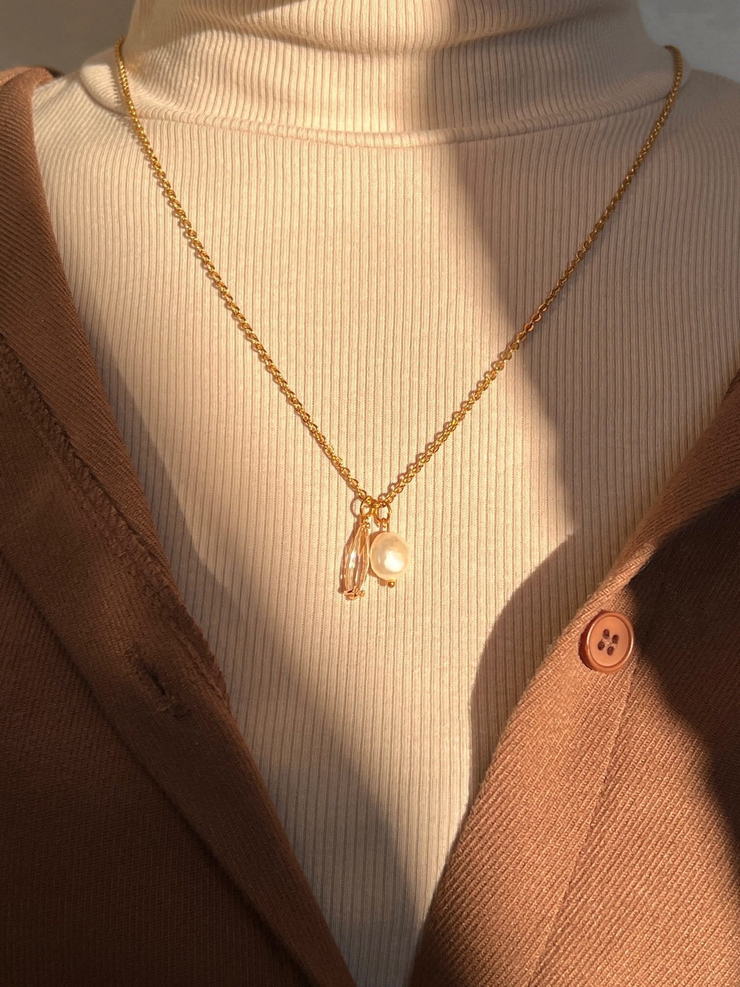 Halskette Mit Wassertropfen Anhänger Und Weisser Perle, Für Alle Anlässe, Handgemacht 100% Halskette Mit Wassertropfen Anhänger Und Weisser Perle, Für Alle Anlässe, Handgemacht 100% von OhanaTheBrand