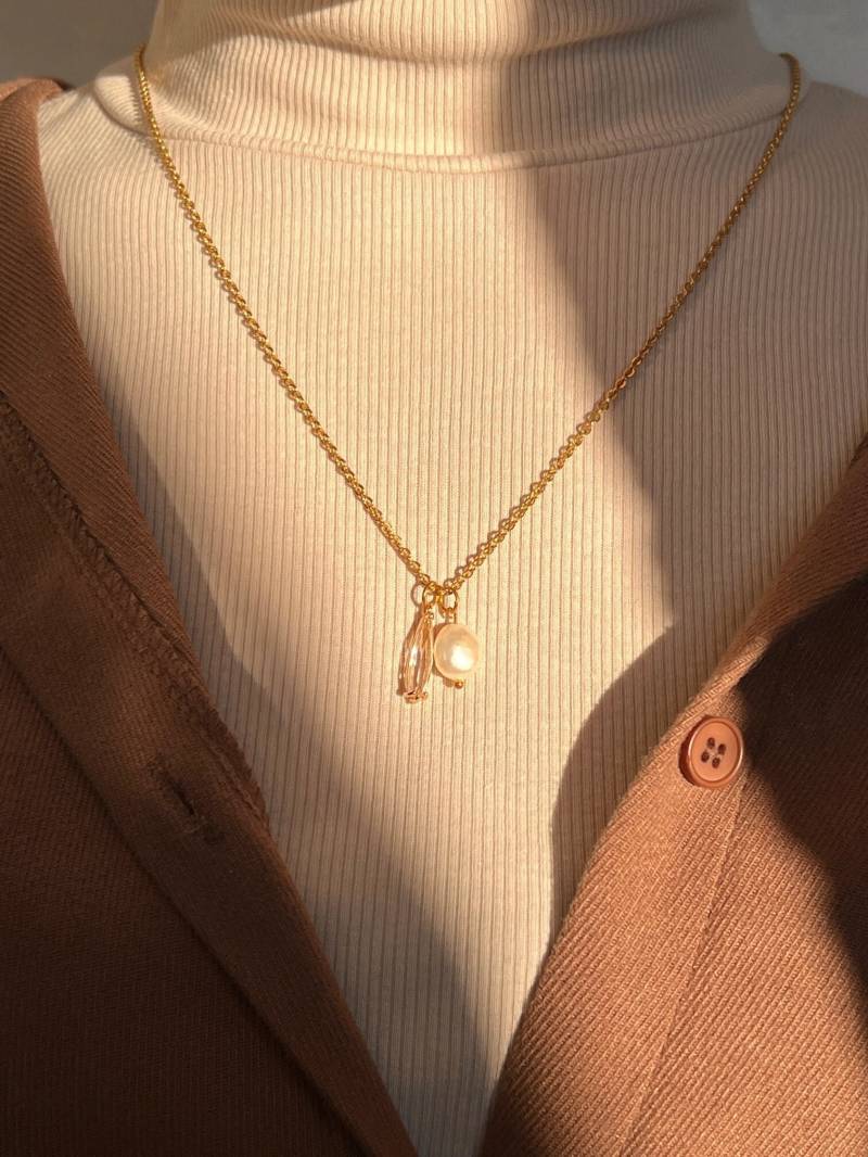 Halskette Mit Wassertropfen Anhänger Und Weisser Perle, Für Alle Anlässe, Handgemacht 100% von OhanaTheBrand