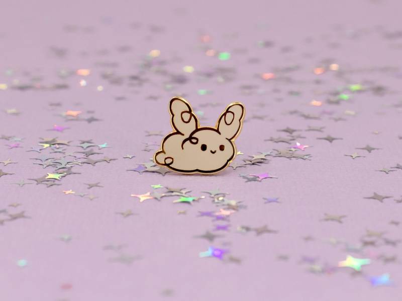Dust Bunny Hard Enamel Mini Pin - Gold, Grau Hase Anstecknadel Cloisonné Abzeichen Süß Lustig Wortspiel von Ohjessicajessica
