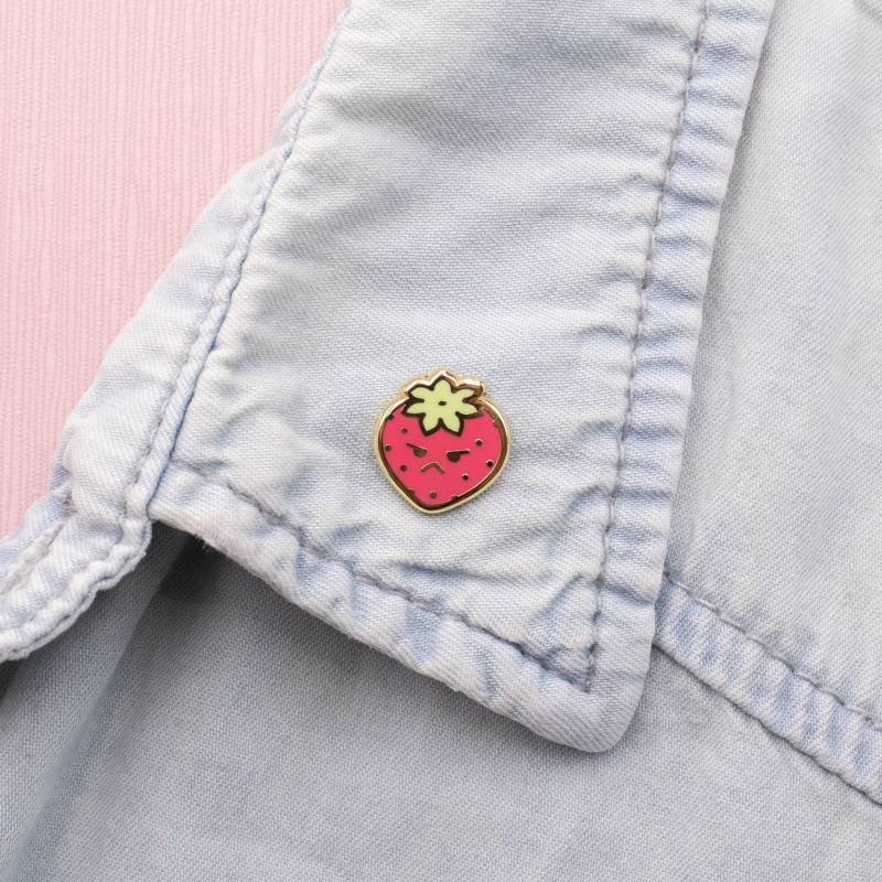 Tough Erdbeer Hard Enamel Mini Pin - Gold Rosa Grün Anstecknadel Cloisonné Abzeichen Niedlich Obst Und Gemüsebrett Füller von Ohjessicajessica