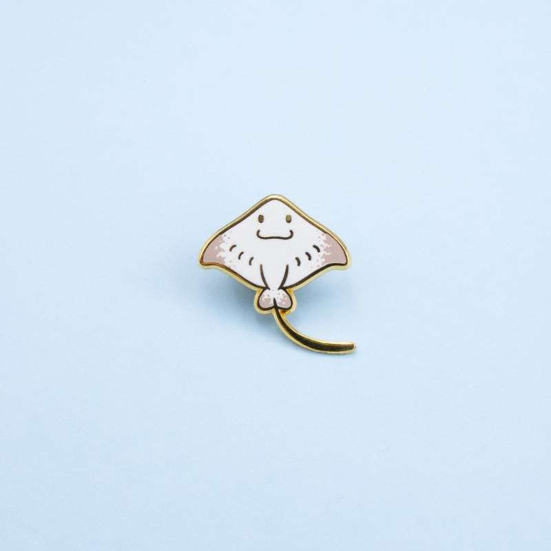 stingray Hard Enamel Mini Pin - Gold Grau Und Weiß Anstecknadel Cloisonné Badge Gefleckter Adlerrochen Manta Meerjungfrau von Ohjessicajessica