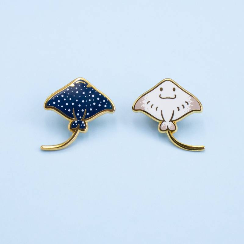 stingray Hard Enamel Mini Pin Set - Gold Grau Und Weiß Anstecknadel Cloisonné Badge Gefleckter Adlerrochen Manta Meerjungfrau von Ohjessicajessica