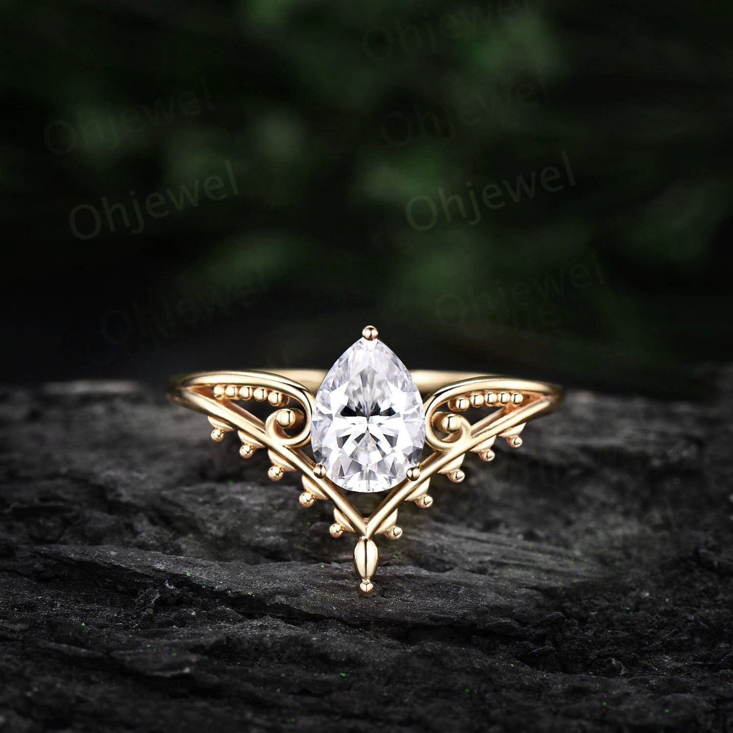 Vintage Stil Birnenförmiger Moissanit Verlobungsring 14K Gelbgold Unikat Split Shank Solitaire Ehering Für Frauen von Ohjewel