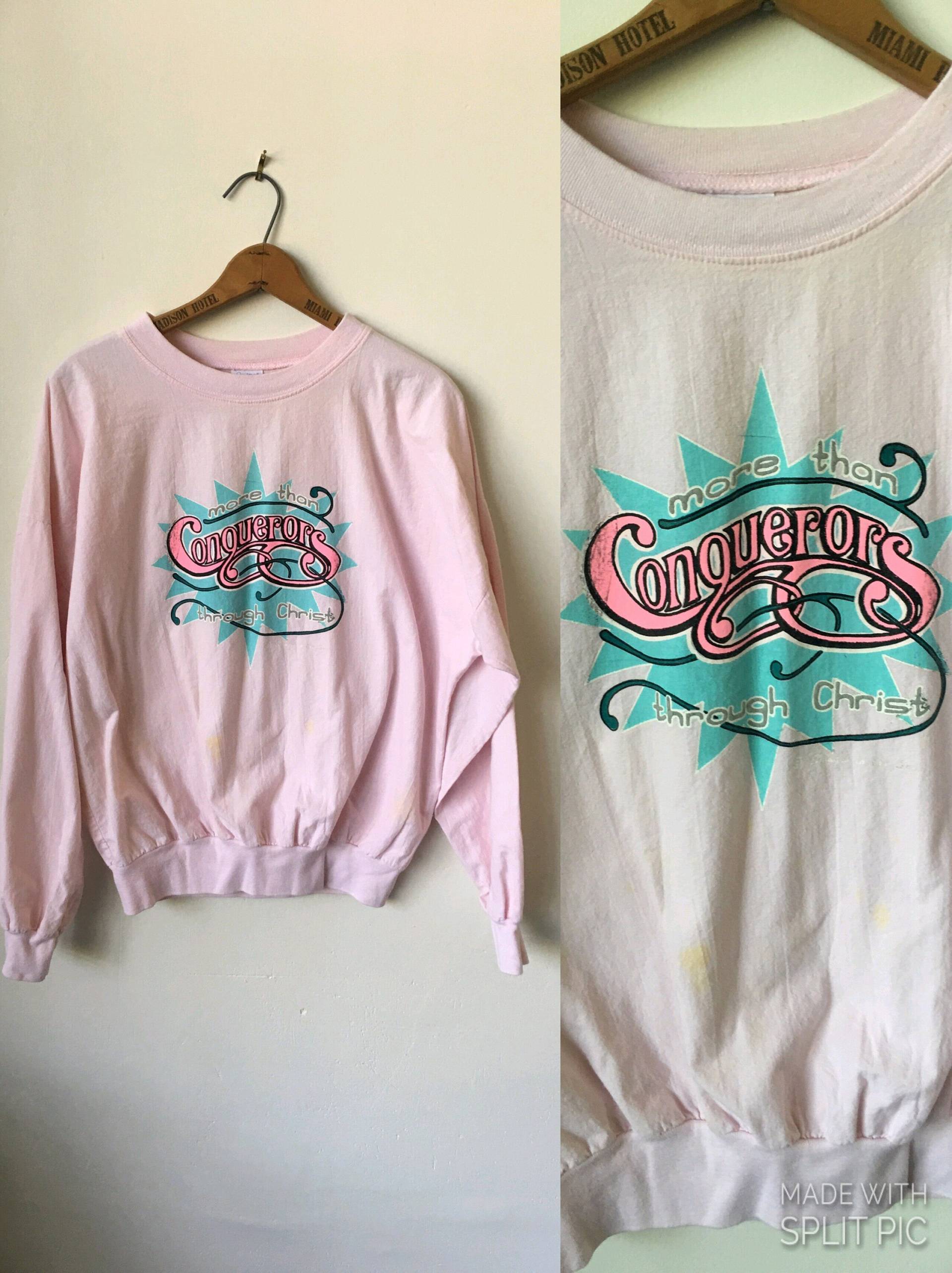 1980Er Jahre Jesus Christus "Eroberer Durch Christus" Vintage 80Er Christliches Rosa Langarm-T-Shirt von Ohluluvintage