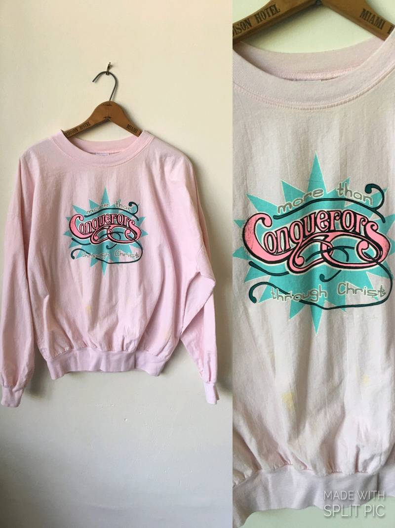 1980Er Jahre Jesus Christus "Eroberer Durch Christus" Vintage 80Er Christliches Rosa Langarm-T-Shirt von Ohluluvintage