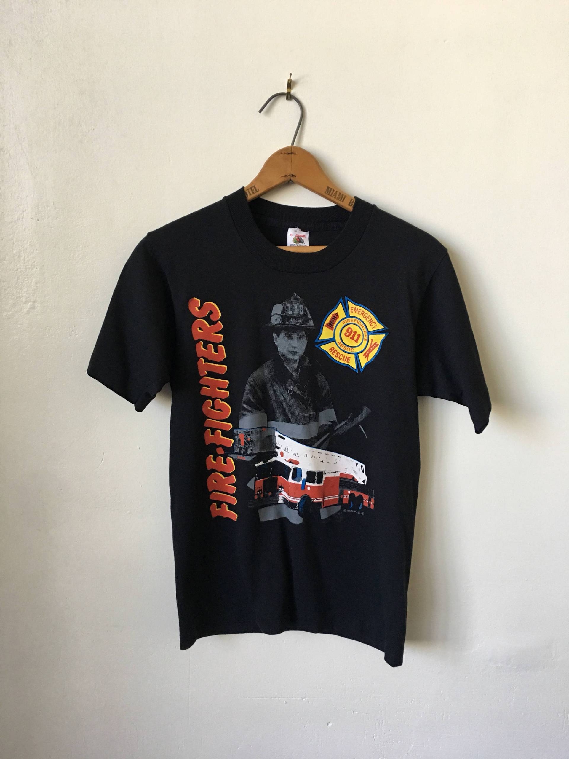 Vintage Feuerwehr Schwarzes T-Shirt 1990's Fire Fighter 911 Klein von Ohluluvintage