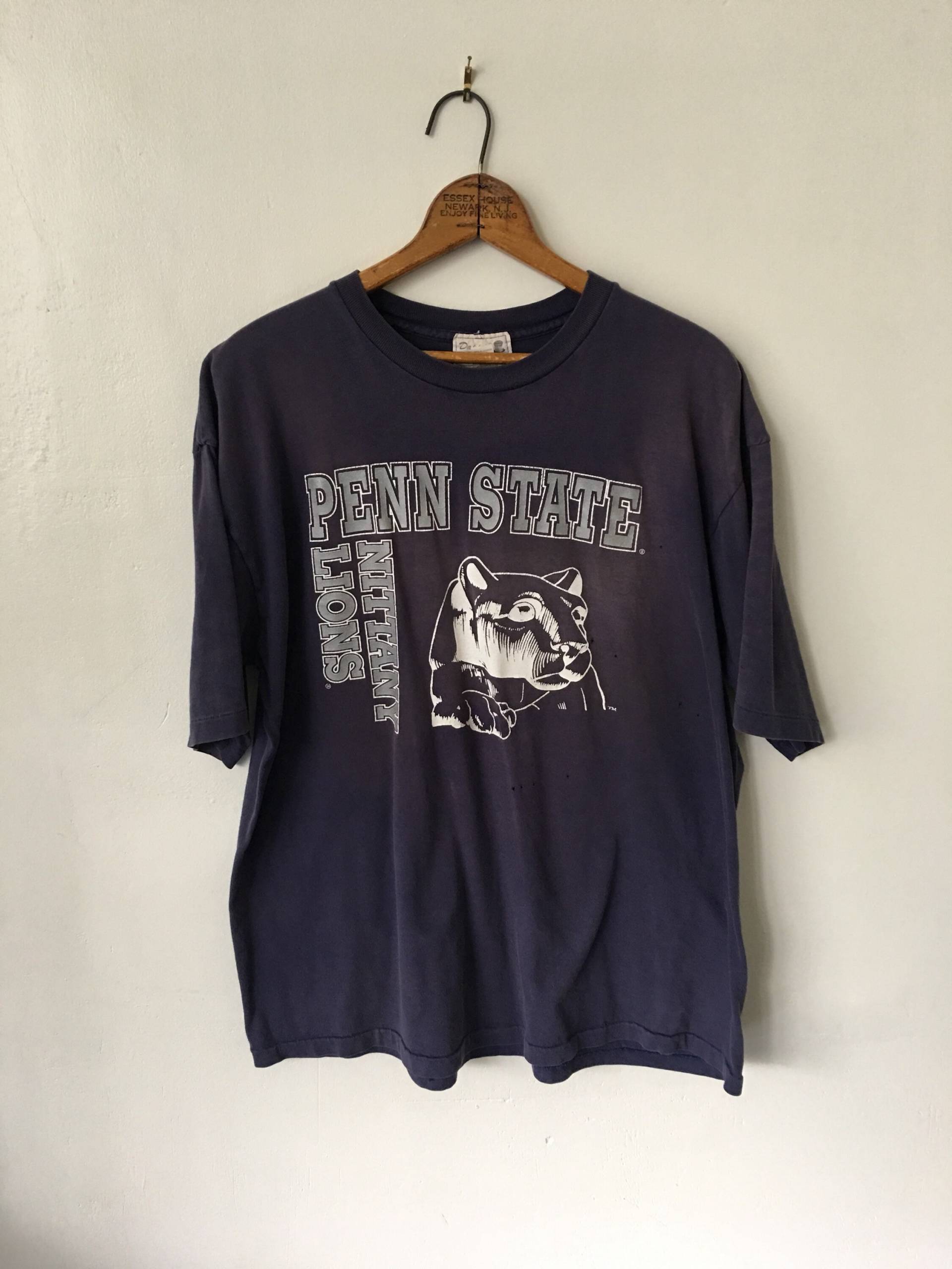 Vintage Penn State Nittany Lions 1990Er 90Er Jahre Distressed Navy Blau Graphic T Shirt von Ohluluvintage