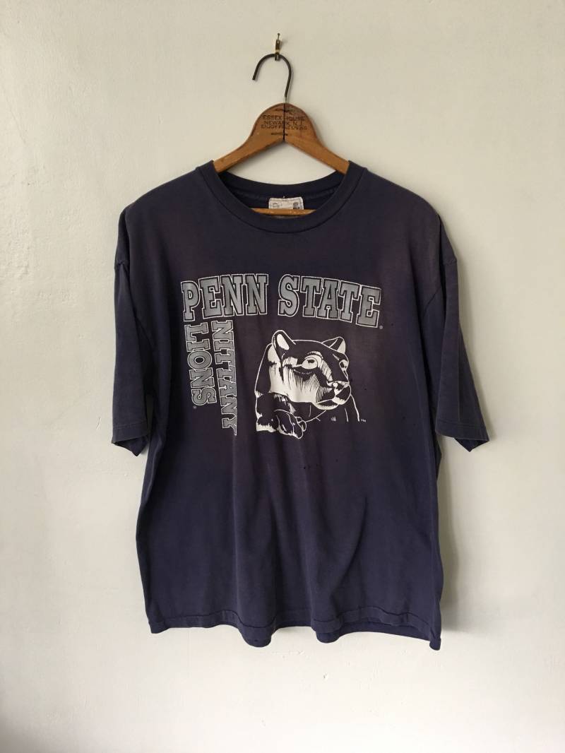 Vintage Penn State Nittany Lions 1990Er 90Er Jahre Distressed Navy Blau Graphic T Shirt von Ohluluvintage