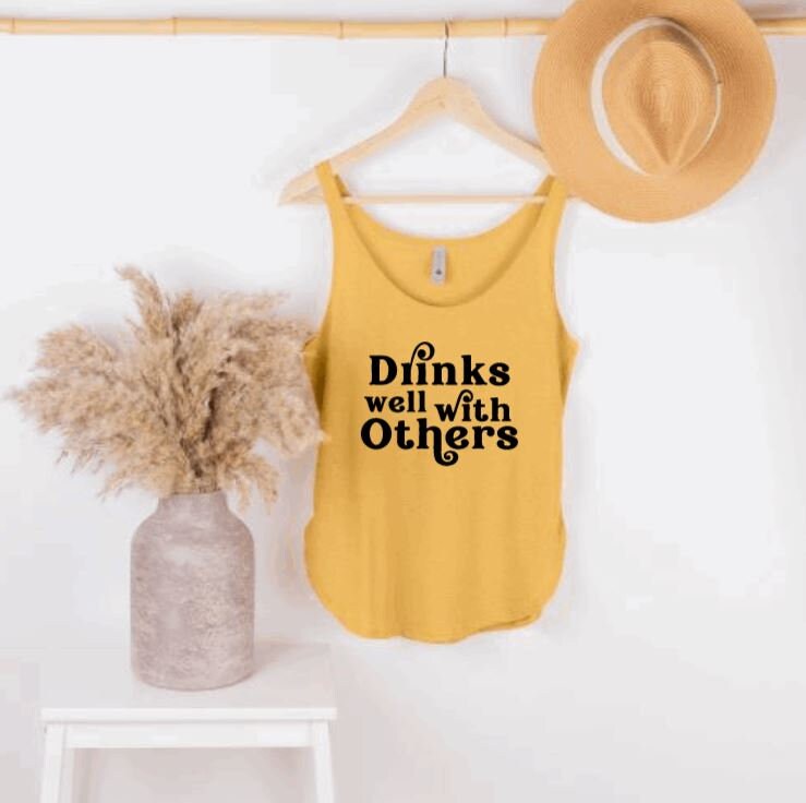 Trinkt Gut Mit Anderen | Frech Sarkastisch Lustig Sportliches Tank Top |Sport Racerback Workout Für Frauen von Ohmygourdandco