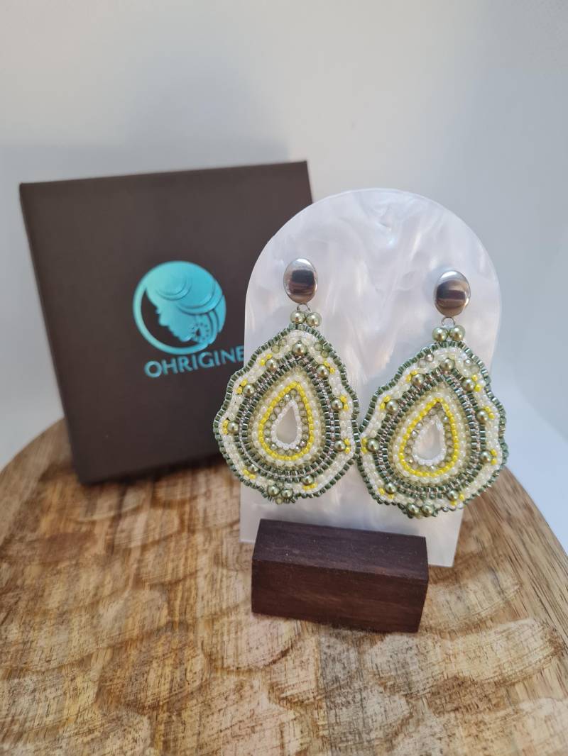 Handgemachte Ohrstecker Aus Glasperlen in Oliv-Gelb von Ohriginell