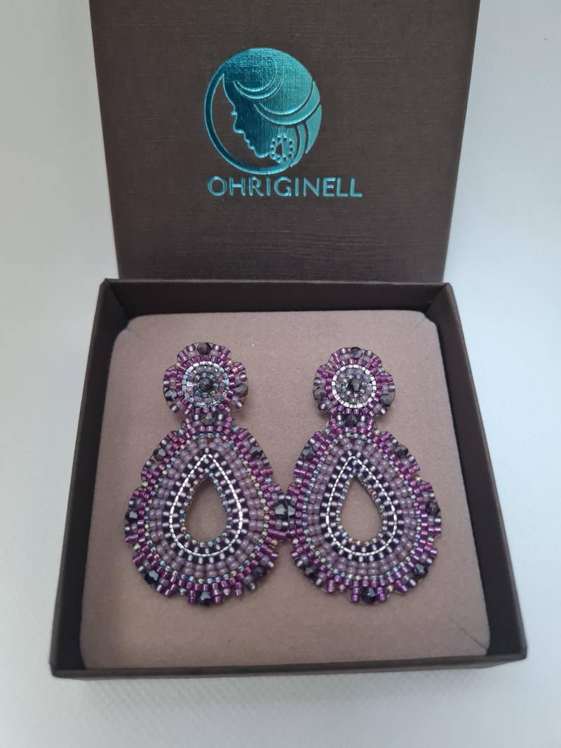 Handgemachte Ohrstecker Aus Glasperlen in Violett von Ohriginell
