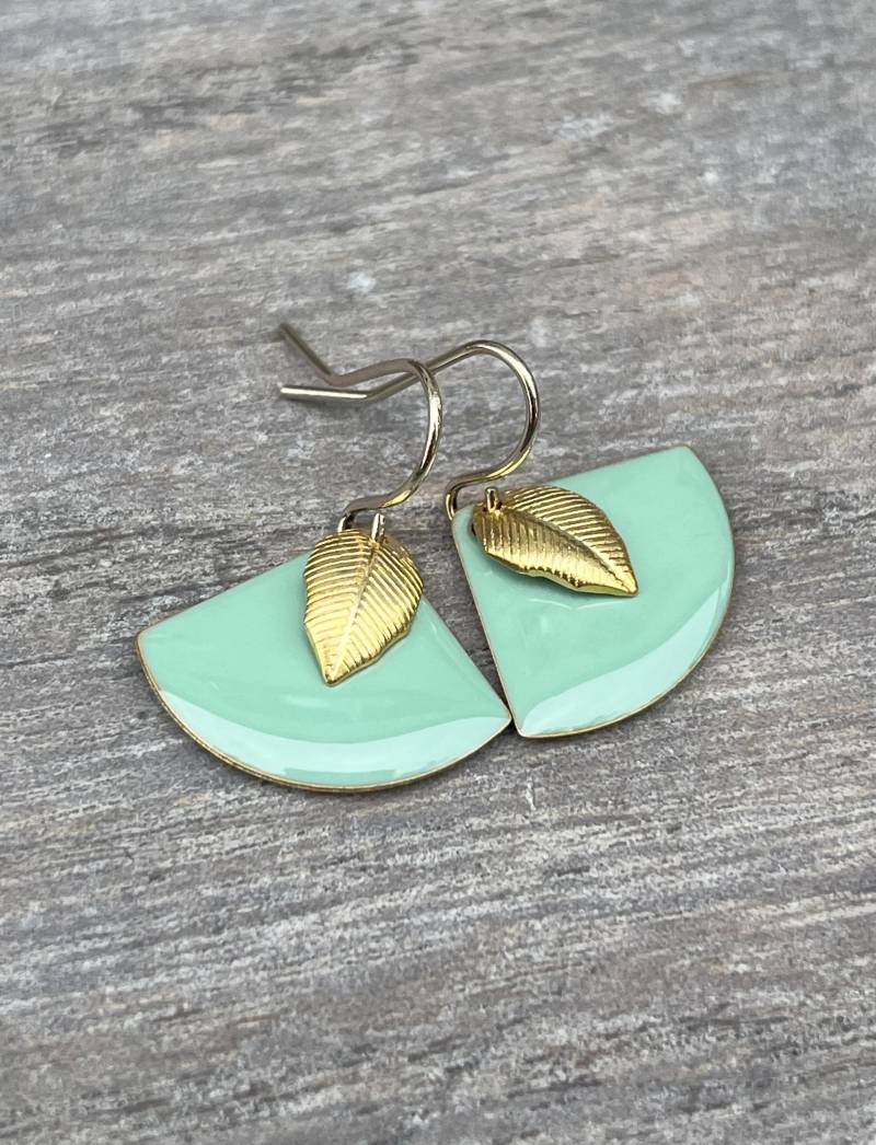 Minimal Aqua Triangle Mit Goldenem Blatt Minimal Aqua Triangle Mit Goldenem Blatt von OhrringWunderwerk