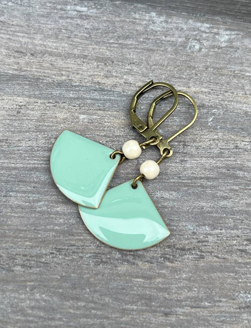Minimal Aqua Triangle Mit Kleinen Crèmefarbenen Perle von OhrringWunderwerk