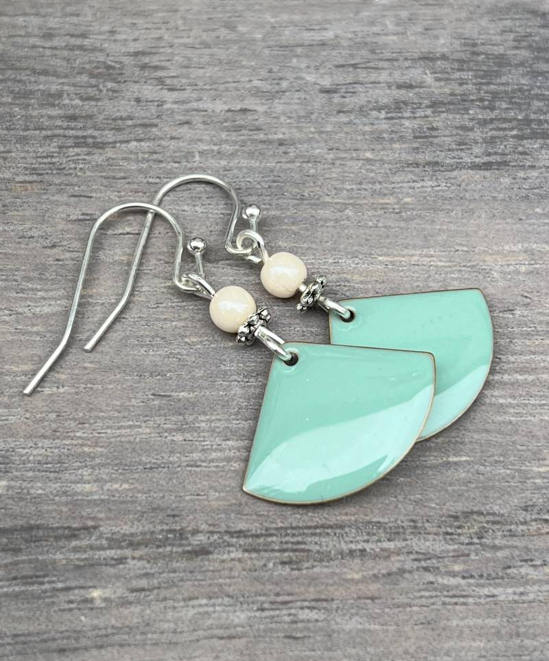 Minimal Aqua Triangle Mit Kleiner Crème Perle Minimal Aqua Triangle Mit Kleiner Crème Perle von OhrringWunderwerk
