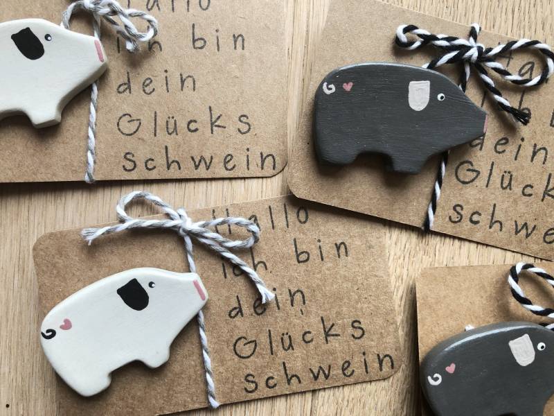 Ton-Anstecker Glücksschwein, Geschenk Silvester, Handgefertigte Brosche Aus Ton, Mitbringsel Neujahr, Anstecknadel, Glücksbringer von OhwieschoenDesigns