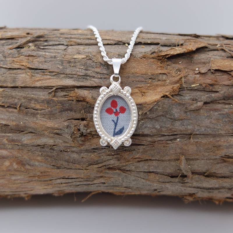 Anhänger Aus Silber Mit Dirndlstoff Und Silberkette, Grau Rot Fb.nr.037, Trachtenkette von OisIsTracht