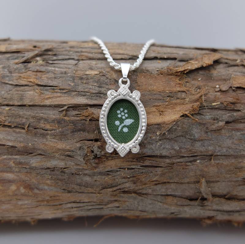 Anhänger Aus Silber Mit Dirndlstoff Und Silberkette, Grün Fb.nr.090, Trachtenkette von OisIsTracht