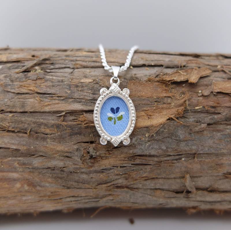 Anhänger Aus Silber Mit Dirndlstoff Und Silberkette, Hellblau Fb.nr.050, Trachtenkette von OisIsTracht