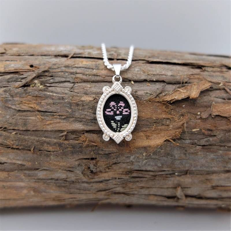 Anhänger Aus Silber Mit Dirndlstoff Und Silberkette, Schwarz Rosa Grün Fb.nr.085, Trachtenkette von OisIsTracht