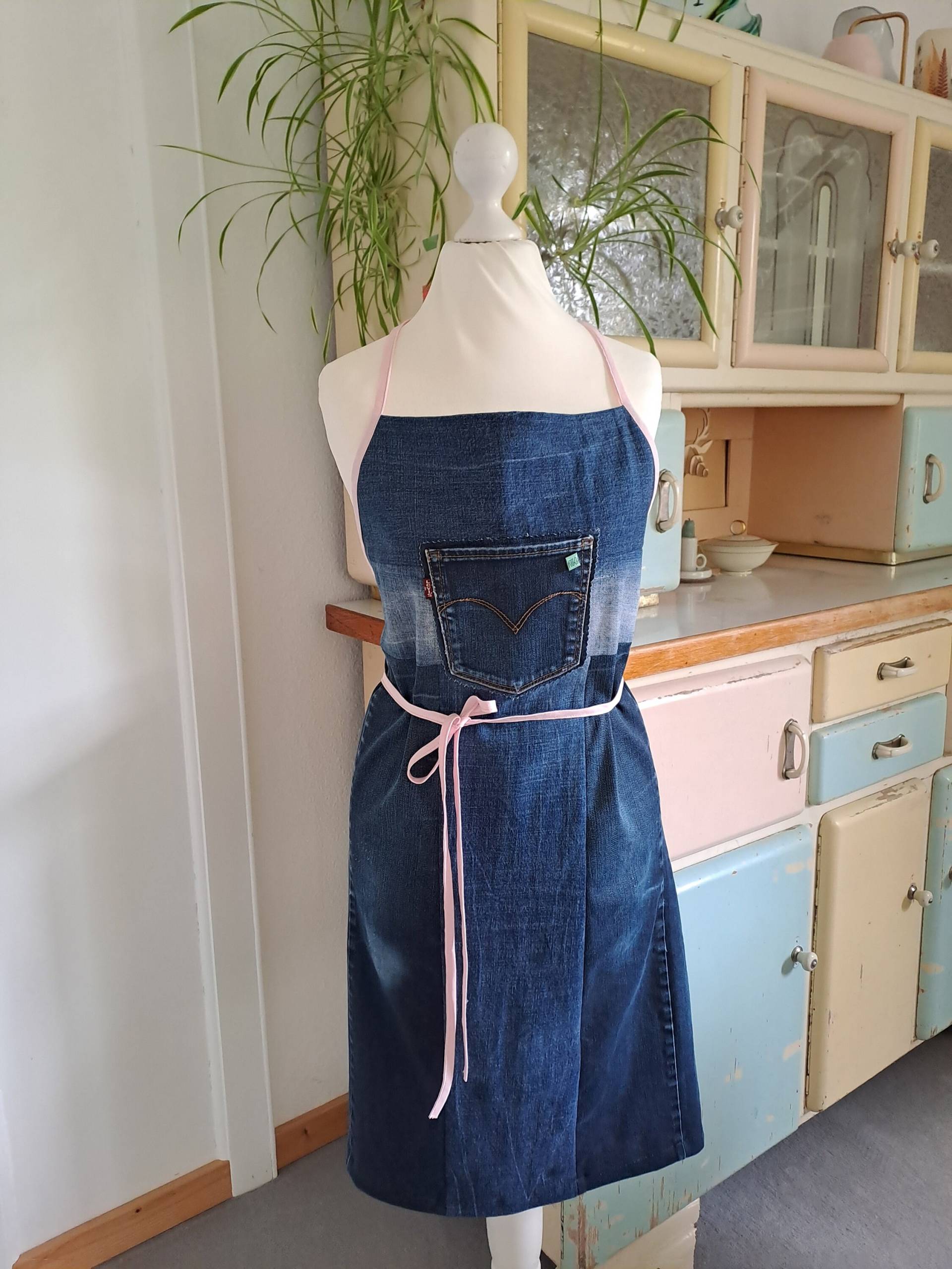 Jeans-Schürze, Upcycling Schürze Aus "Alten" Jeans, Einfassung Rosa, Kochschürze, Gartenschürze, Arbeitsschürze Jeansstoff von OisIsTracht