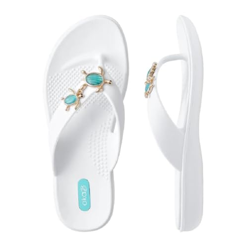 Oka-B Damen Elle Lizzie Flip Flop Sandale mit Meeresschildkröte Charms, Salz, 10-11 Oka-B Damen Elle Lizzie Flip Flop Sandale mit Meeresschildkröte Charms, Salz, 10-11 von Oka-B