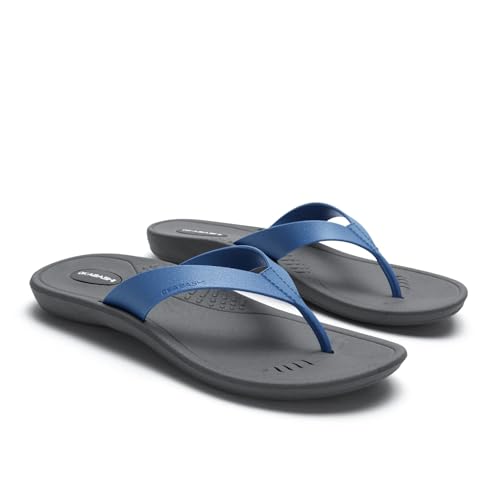 OKABASHI Breeze Flip-Flop für Damen, konturiertes Fußbett mit Fußgewölbeunterstützung für ganztägigen Komfort, rutschfest und wasserdicht, nachhaltig hergestellt in den USA, Schiefer/Elemental Blue, 8 OKABASHI Breeze Flip-Flop für Damen, konturiertes Fußbett mit Fußgewölbeunterstützung für ganztägigen Komfort, rutschfest und wasserdicht, nachhaltig hergestellt in den USA, Schiefer/Elemental Blue, 8 von Okabashi