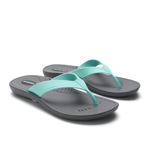 OKABASHI Breeze Flip-Flop für Damen, konturiertes Fußbett mit Fußgewölbeunterstützung für ganztägigen Komfort, rutschfest und wasserdicht, nachhaltig hergestellt in den USA, Schiefer/Seeglas, 5-6 OKABASHI Breeze Flip-Flop für Damen, konturiertes Fußbett mit Fußgewölbeunterstützung für ganztägigen Komfort, rutschfest und wasserdicht, nachhaltig hergestellt in den USA, Schiefer/Seeglas, 5-6 von Okabashi