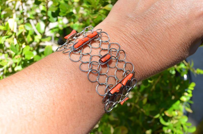 Retro Deutsches 900 Silber & Korallen Handgeschmiedetes Armband von OkeysSecretRoom